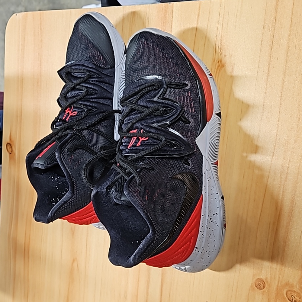 Nike Kyrie 5 'bred' sz 8